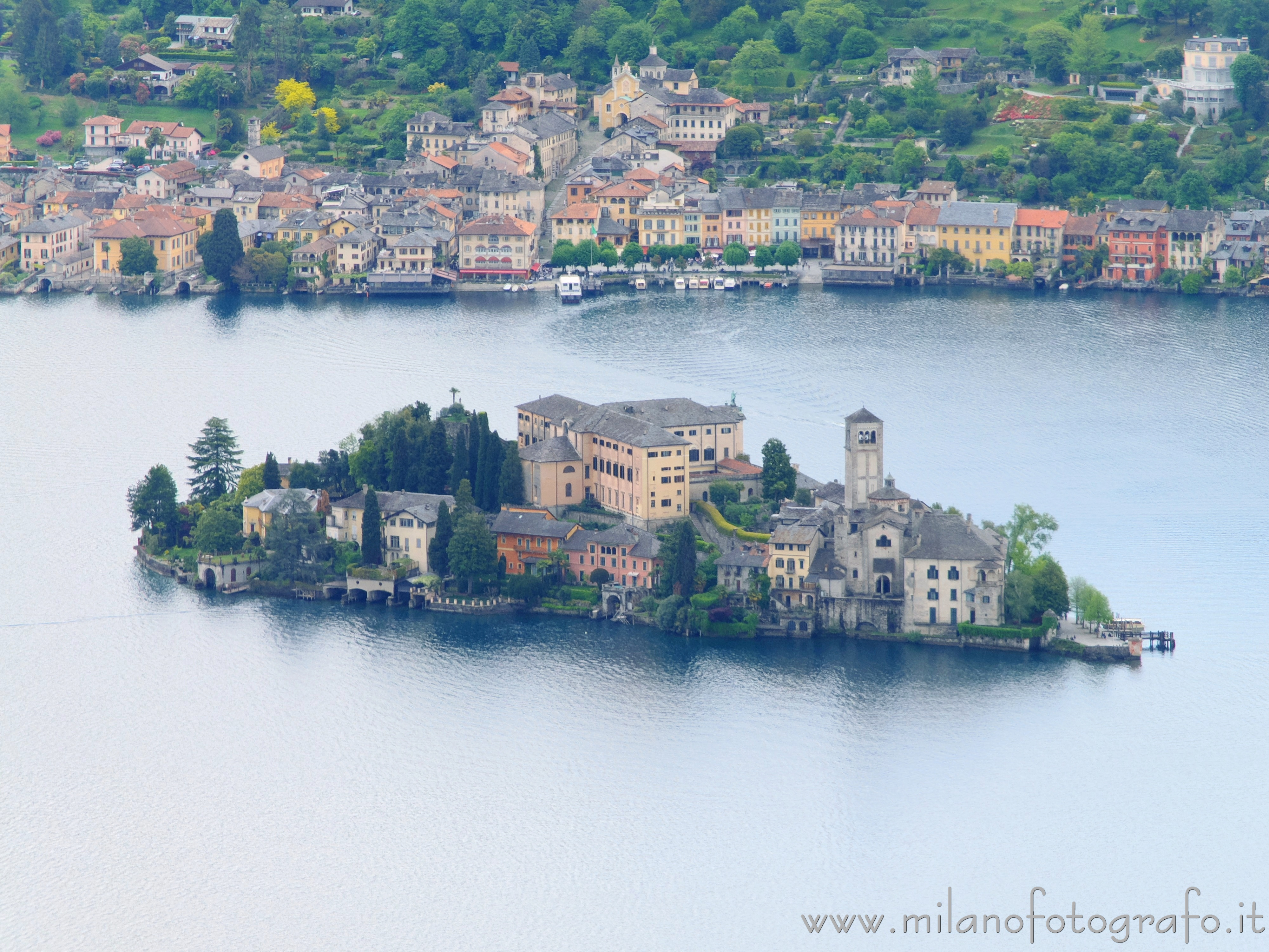 Orta San Giulio (Novara) - Orta San Giulio e la sua isola visti dal Santuario della Madonna del Sasso